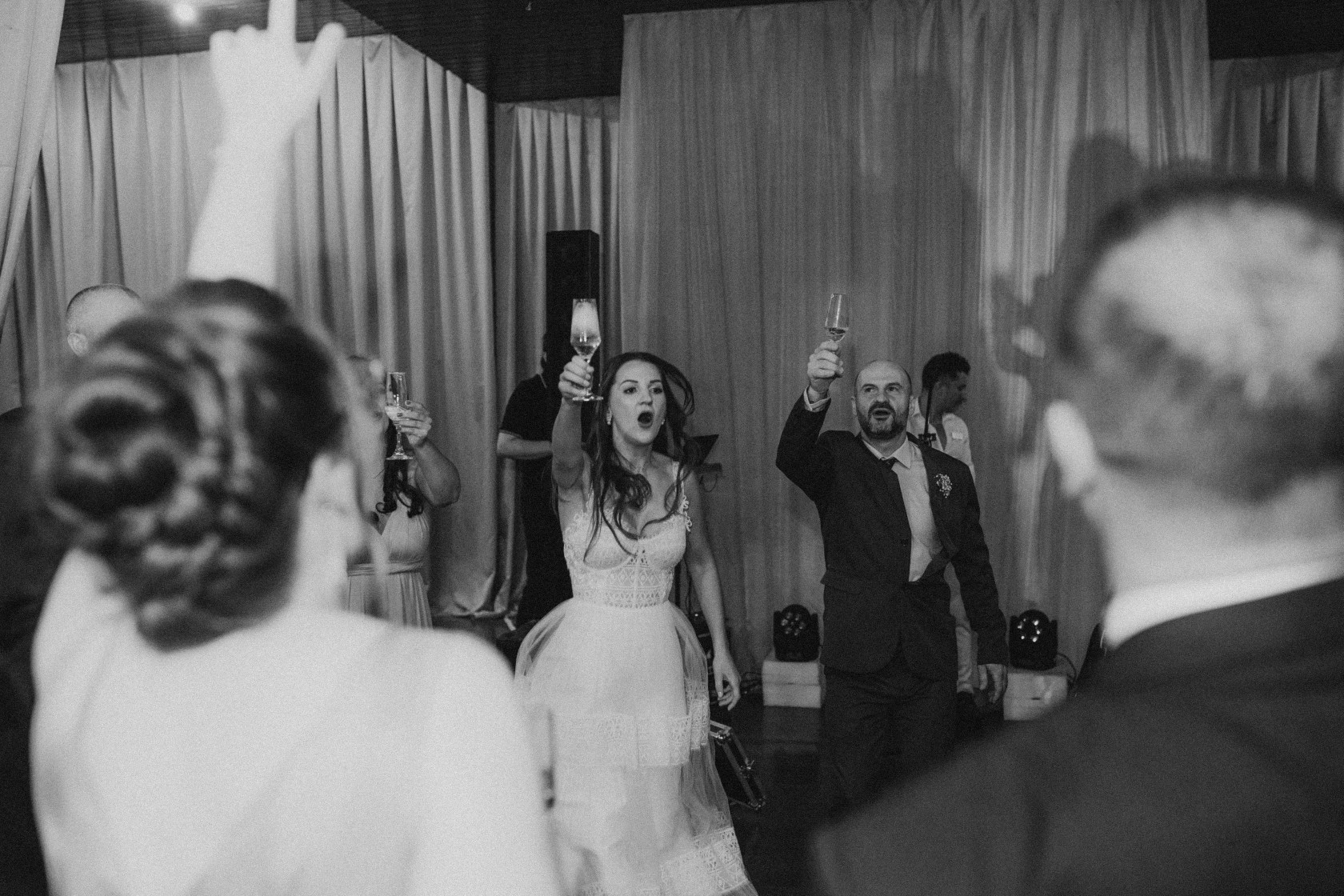 Noivos brindando - fotografia de casamento