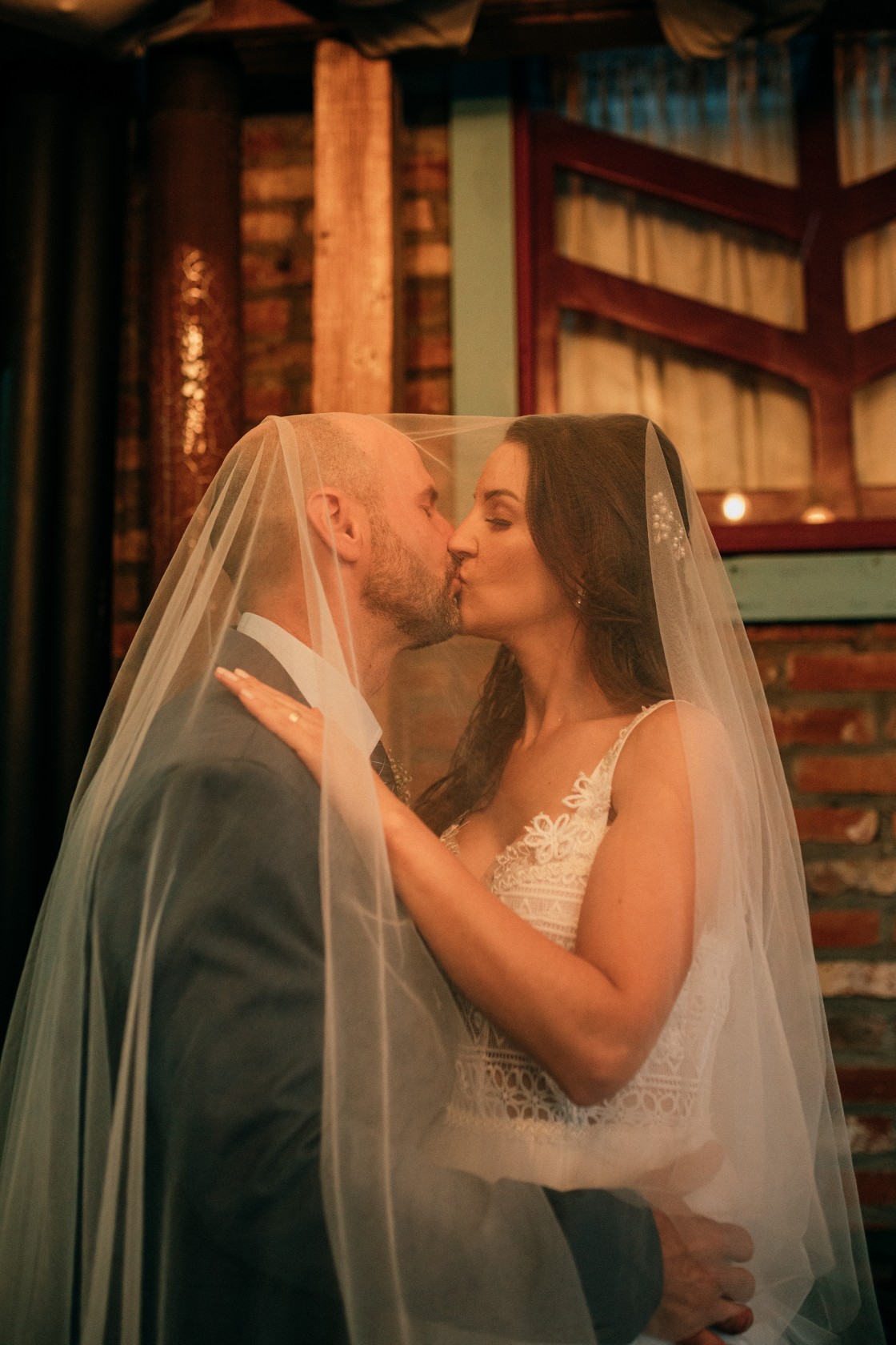 Beijo com o véu da noiva - fotografia de casamento