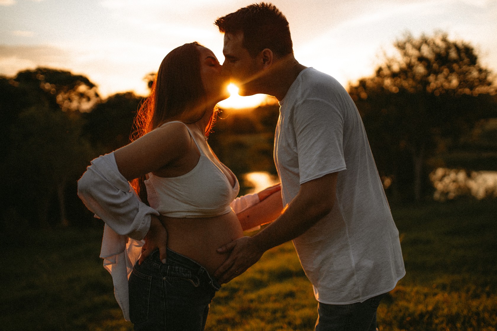 Gestante fotografada no pôr do sol